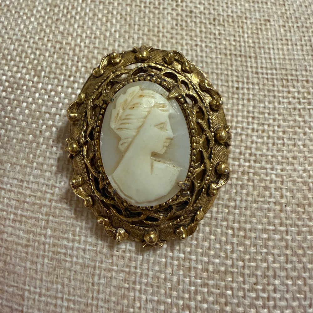 Florenza Gold Tone Antique Cameo Brooch Pin‎